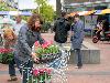 18-05-2011 opzoomeren plantjes winkelcentrum beverwaard