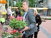 18-05-2011 opzoomeren plantjes winkelcentrum beverwaard