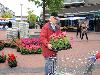 18-05-2011 opzoomeren plantjes winkelcentrum beverwaard