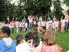 15-09-2011 feest op de barkentijnschool  bestaat 5jaar alle kinderen aan het dansen in het wijkpark beverwaard