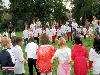 15-09-2011 feest op de barkentijnschool  bestaat 5jaar alle kinderen aan het dansen in het wijkpark beverwaard