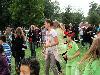 15-09-2011 feest op de barkentijnschool  bestaat 5jaar alle kinderen aan het dansen in het wijkpark beverwaard