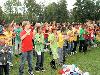 15-09-2011 feest op de barkentijnschool  bestaat 5jaar alle kinderen aan het dansen in het wijkpark beverwaard