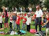 15-09-2011 feest op de barkentijnschool  bestaat 5jaar alle kinderen aan het dansen in het wijkpark beverwaard