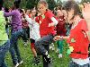 15-09-2011 feest op de barkentijnschool  bestaat 5jaar alle kinderen aan het dansen in het wijkpark beverwaard