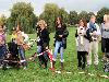 15-09-2011 feest op de barkentijnschool  bestaat 5jaar alle kinderen aan het dansen in het wijkpark beverwaard