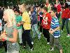 15-09-2011 feest op de barkentijnschool  bestaat 5jaar alle kinderen aan het dansen in het wijkpark beverwaard