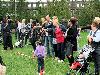 15-09-2011 feest op de barkentijnschool  bestaat 5jaar alle kinderen aan het dansen in het wijkpark beverwaard