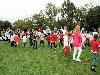 15-09-2011 feest op de barkentijnschool  bestaat 5jaar alle kinderen aan het dansen in het wijkpark beverwaard