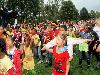 15-09-2011 feest op de barkentijnschool  bestaat 5jaar alle kinderen aan het dansen in het wijkpark beverwaard