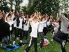 15-09-2011 feest op de barkentijnschool  bestaat 5jaar alle kinderen aan het dansen in het wijkpark beverwaard