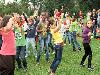 15-09-2011 feest op de barkentijnschool  bestaat 5jaar alle kinderen aan het dansen in het wijkpark beverwaard