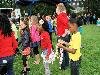 15-09-2011 feest op de barkentijnschool  bestaat 5jaar alle kinderen aan het dansen in het wijkpark beverwaard