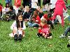 15-09-2011 feest op de barkentijnschool  bestaat 5jaar alle kinderen aan het dansen in het wijkpark beverwaard