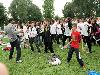 15-09-2011 feest op de barkentijnschool  bestaat 5jaar alle kinderen aan het dansen in het wijkpark beverwaard