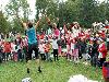 15-09-2011 feest op de barkentijnschool  bestaat 5jaar alle kinderen aan het dansen in het wijkpark beverwaard