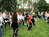 15-09-2011 feest op de barkentijnschool  bestaat 5jaar alle kinderen aan het dansen in het wijkpark beverwaard