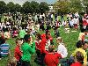 15-09-2011 feest op de barkentijnschool  bestaat 5jaar alle kinderen aan het dansen in het wijkpark beverwaard