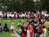 15-09-2011 feest op de barkentijnschool  bestaat 5jaar alle kinderen aan het dansen in het wijkpark beverwaard