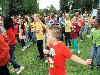 15-09-2011 feest op de barkentijnschool  bestaat 5jaar alle kinderen aan het dansen in het wijkpark beverwaard