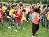 15-09-2011 feest op de barkentijnschool  bestaat 5jaar alle kinderen aan het dansen in het wijkpark beverwaard