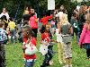 15-09-2011 feest op de barkentijnschool  bestaat 5jaar alle kinderen aan het dansen in het wijkpark beverwaard