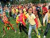 15-09-2011 feest op de barkentijnschool  bestaat 5jaar alle kinderen aan het dansen in het wijkpark beverwaard