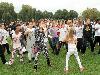 15-09-2011 feest op de barkentijnschool  bestaat 5jaar alle kinderen aan het dansen in het wijkpark beverwaard