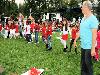 15-09-2011 feest op de barkentijnschool  bestaat 5jaar alle kinderen aan het dansen in het wijkpark beverwaard