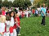 15-09-2011 feest op de barkentijnschool  bestaat 5jaar alle kinderen aan het dansen in het wijkpark beverwaard