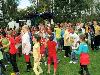 15-09-2011 feest op de barkentijnschool  bestaat 5jaar alle kinderen aan het dansen in het wijkpark beverwaard