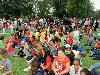 15-09-2011 feest op de barkentijnschool  bestaat 5jaar alle kinderen aan het dansen in het wijkpark beverwaard