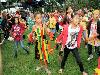 15-09-2011 feest op de barkentijnschool  bestaat 5jaar alle kinderen aan het dansen in het wijkpark beverwaard