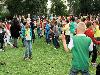 15-09-2011 feest op de barkentijnschool  bestaat 5jaar alle kinderen aan het dansen in het wijkpark beverwaard