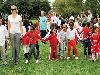 15-09-2011 feest op de barkentijnschool  bestaat 5jaar alle kinderen aan het dansen in het wijkpark beverwaard