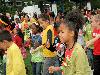 15-09-2011 feest op de barkentijnschool  bestaat 5jaar alle kinderen aan het dansen in het wijkpark beverwaard