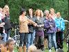 15-09-2011 feest op de barkentijnschool  bestaat 5jaar alle kinderen aan het dansen in het wijkpark beverwaard