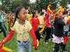 15-09-2011 feest op de barkentijnschool  bestaat 5jaar alle kinderen aan het dansen in het wijkpark beverwaard