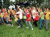 15-09-2011 feest op de barkentijnschool  bestaat 5jaar alle kinderen aan het dansen in het wijkpark beverwaard