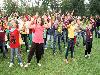 15-09-2011 feest op de barkentijnschool  bestaat 5jaar alle kinderen aan het dansen in het wijkpark beverwaard