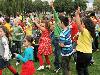 15-09-2011 feest op de barkentijnschool  bestaat 5jaar alle kinderen aan het dansen in het wijkpark beverwaard