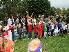 15-09-2011 feest op de barkentijnschool  bestaat 5jaar alle kinderen aan het dansen in het wijkpark beverwaard