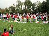 15-09-2011 feest op de barkentijnschool  bestaat 5jaar alle kinderen aan het dansen in het wijkpark beverwaard