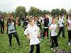 15-09-2011 feest op de barkentijnschool  bestaat 5jaar alle kinderen aan het dansen in het wijkpark beverwaard