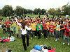 15-09-2011 feest op de barkentijnschool  bestaat 5jaar alle kinderen aan het dansen in het wijkpark beverwaard