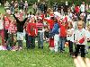 15-09-2011 feest op de barkentijnschool  bestaat 5jaar alle kinderen aan het dansen in het wijkpark beverwaard