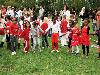 15-09-2011 feest op de barkentijnschool  bestaat 5jaar alle kinderen aan het dansen in het wijkpark beverwaard