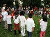 15-09-2011 feest op de barkentijnschool  bestaat 5jaar alle kinderen aan het dansen in het wijkpark beverwaard