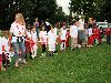 15-09-2011 feest op de barkentijnschool  bestaat 5jaar alle kinderen aan het dansen in het wijkpark beverwaard