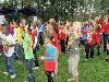 15-09-2011 feest op de barkentijnschool  bestaat 5jaar alle kinderen aan het dansen in het wijkpark beverwaard